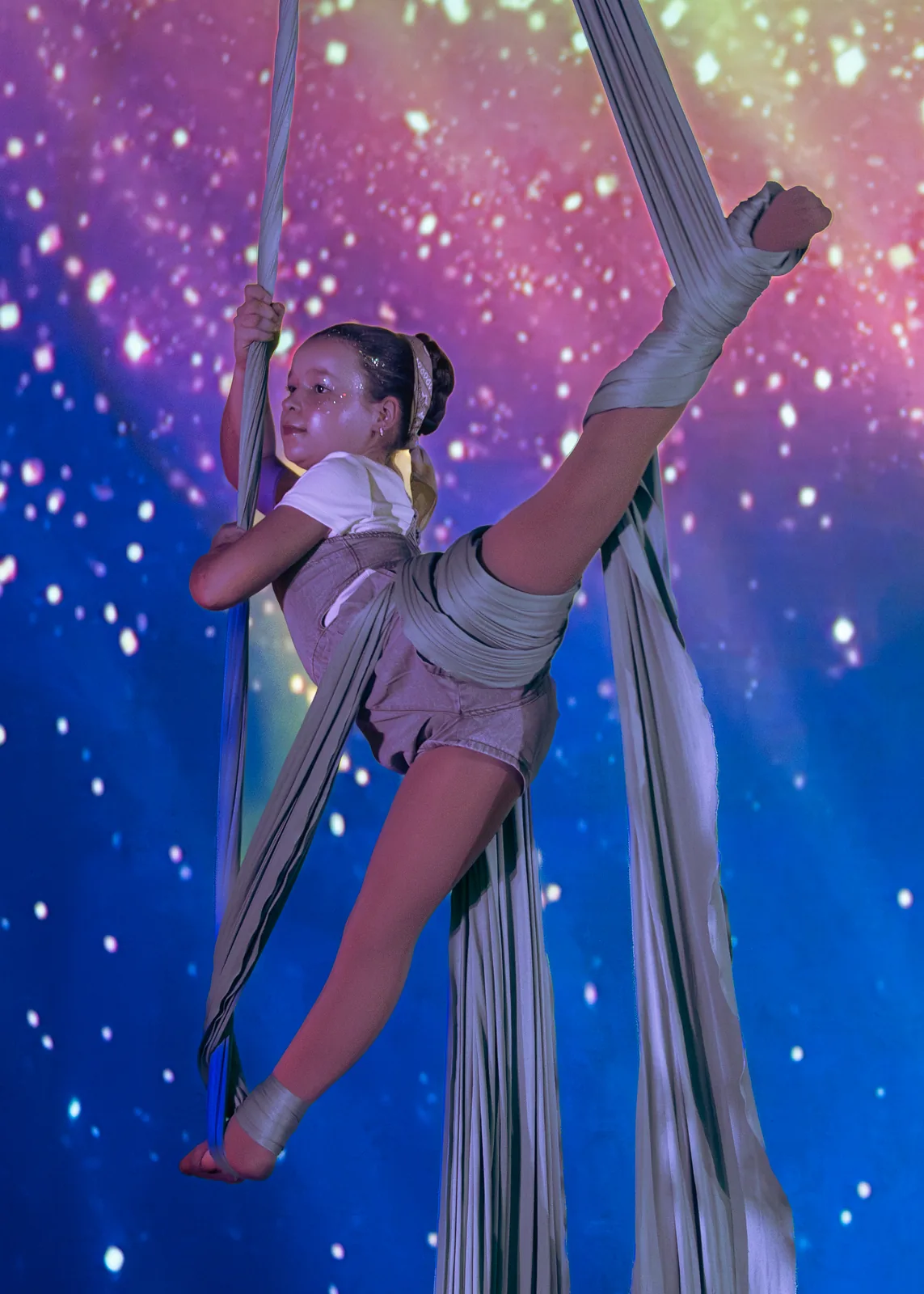 Allieva di acrobatica aerea sui tessuti durante lo spettacolo di fine anno — Free Harmony Dance Time