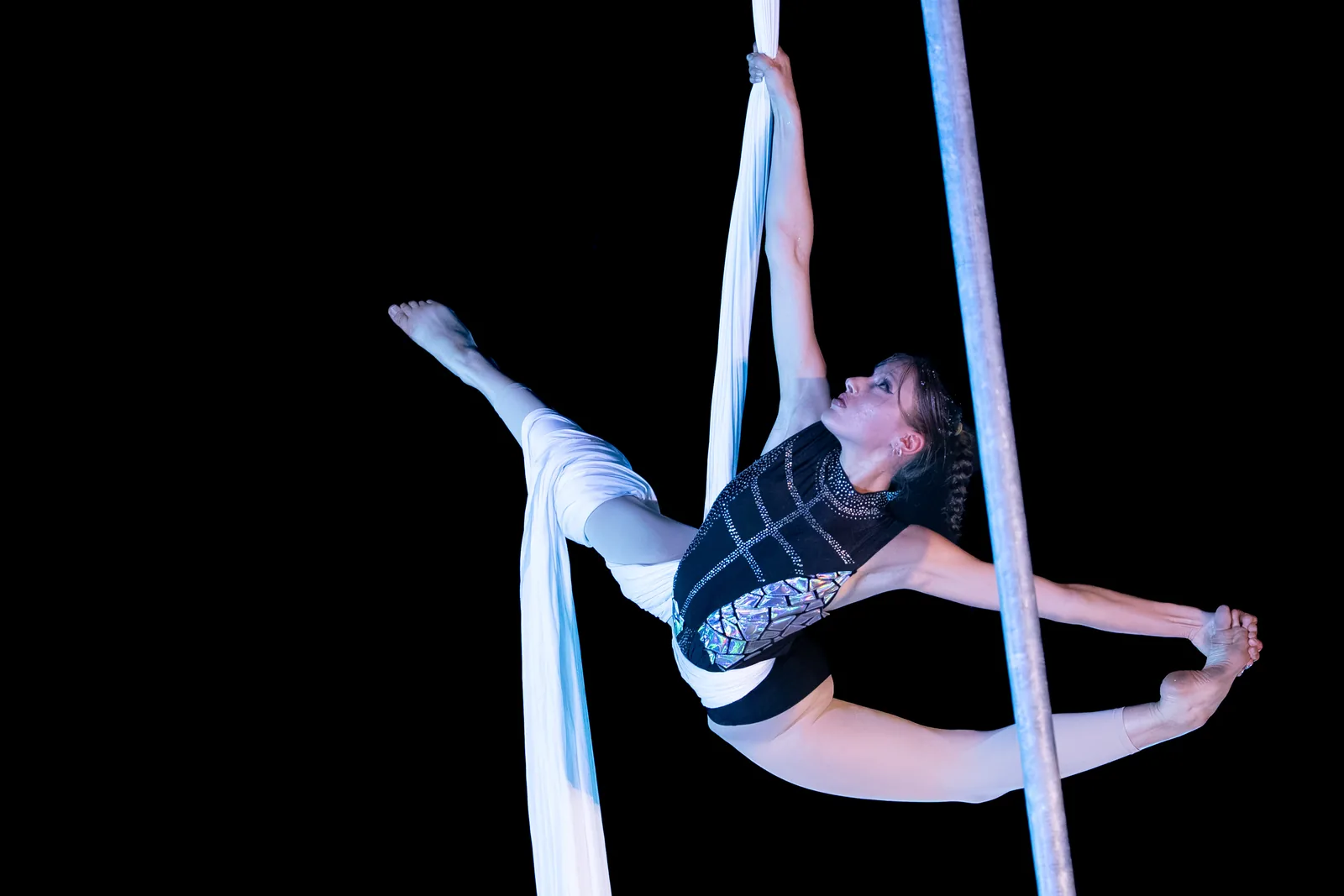 Allieva di acrobatica aerea in apertura di gambe sui tessuti — Free Harmony Dance Time