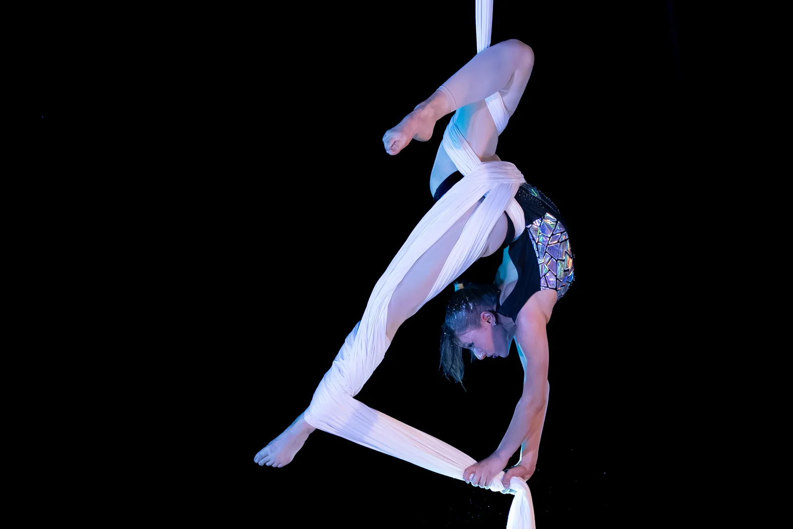 Allieva avvolta nei tessuti aerei in una figura in sospensione — Free Harmony Dance Time