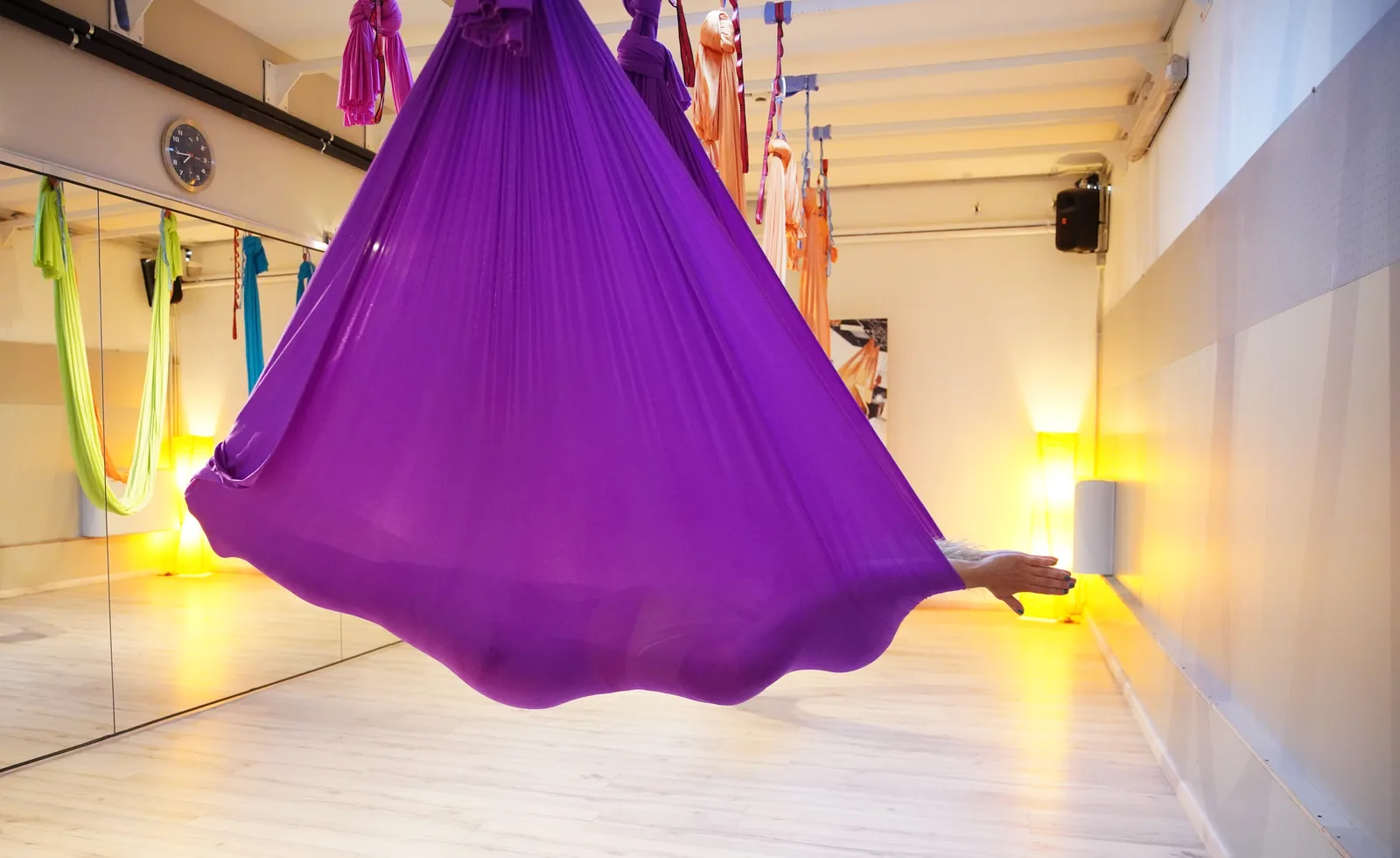 Le amache Antigravity appese nella sala della scuola — Free Harmony Dance Time