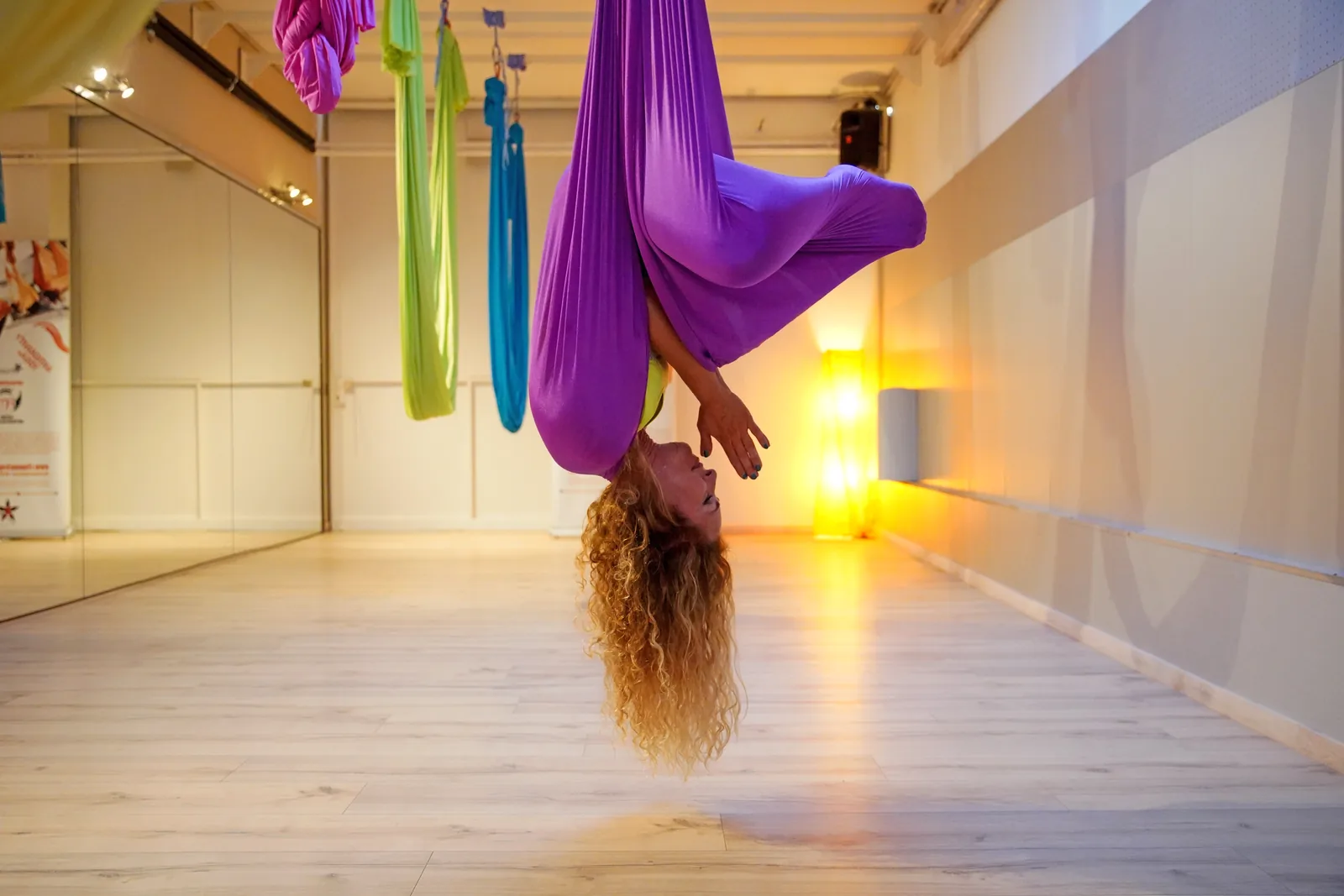 Sospensione a testa in giù nell'amaca Antigravity — Free Harmony Dance Time