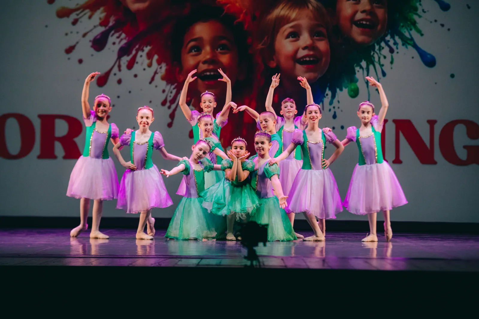 Bambine del corso di propedeutica in scena — Free Harmony Dance Time