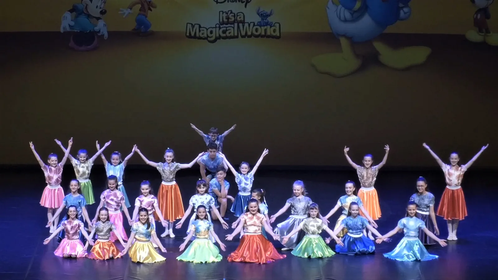 Gruppo numeroso di allievi in costume durante il saggio — Free Harmony Dance Time