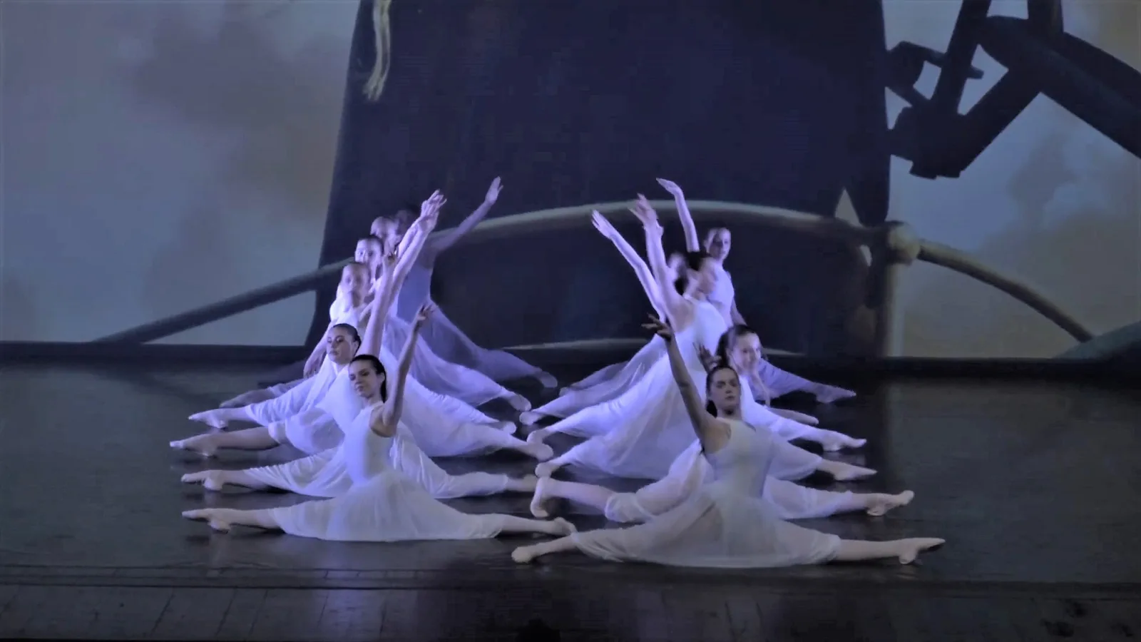 Coreografia di danza classica in abiti bianchi — Free Harmony Dance Time