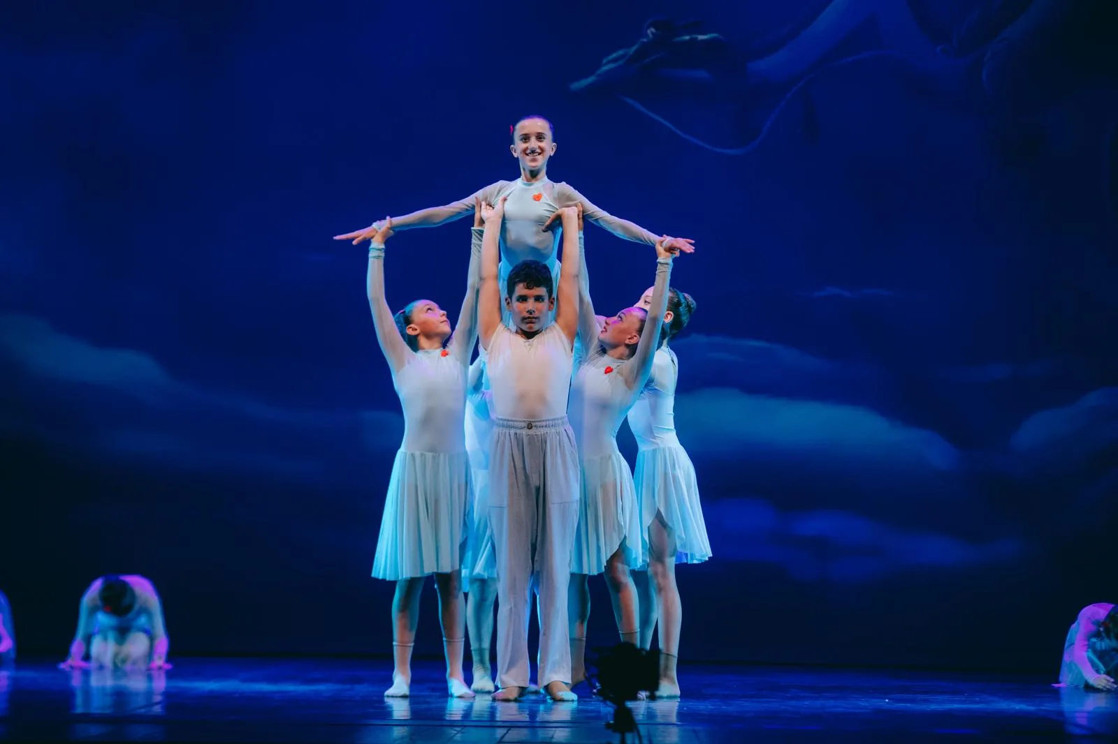Coreografia di moderno con figura sollevata al centro — Free Harmony Dance Time