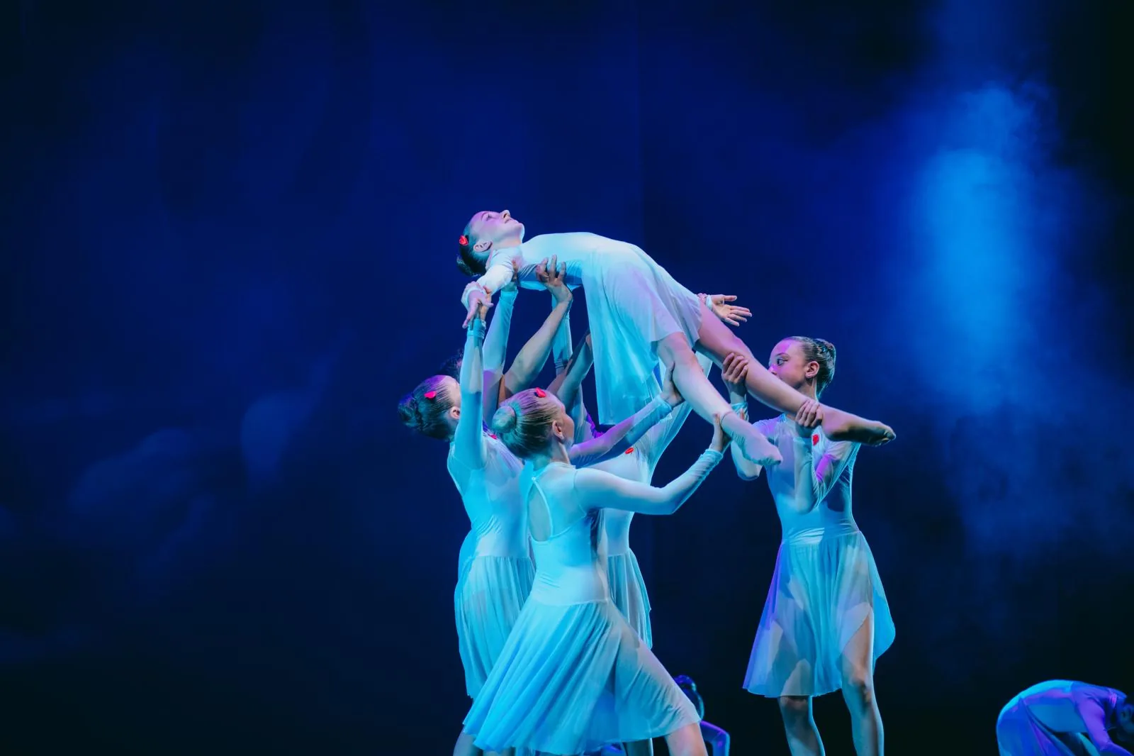 Allieve di danza moderna durante una coreografia — Free Harmony Dance Time
