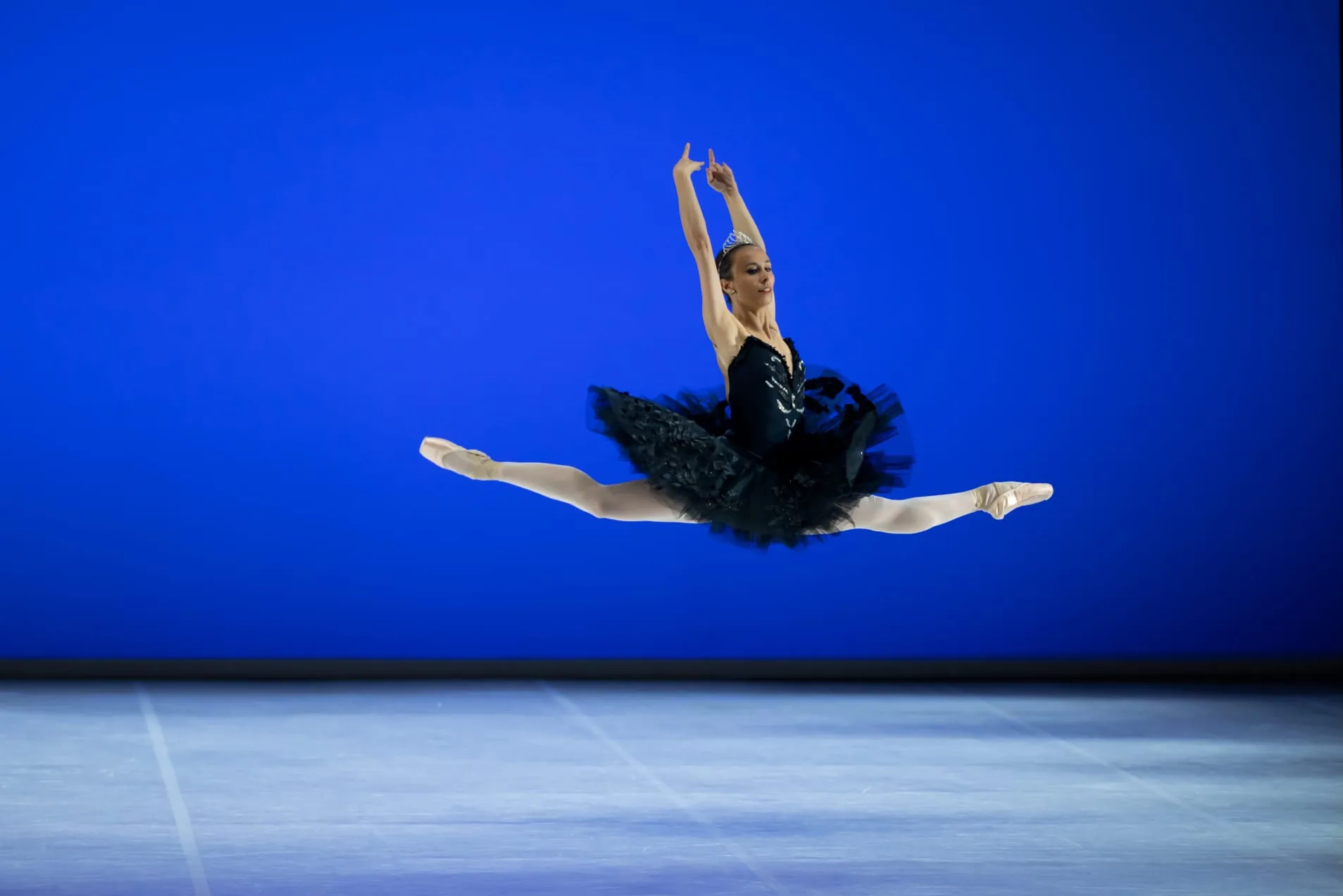 Arianna Ongarato in un grand jeté sulle punte, tutù nero — Free Harmony Dance Time