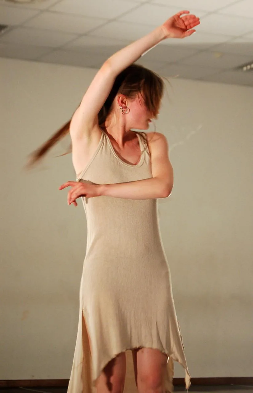 Ilaria Pravato danza in studio con abito chiaro, braccio sollevato in un movimento fluido — Free Harmony Dance Time