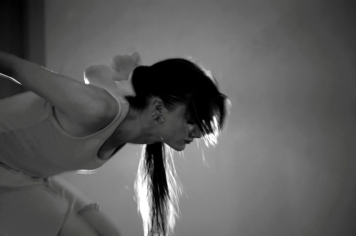 Ilaria Pravato in primo piano durante uno slancio di danza contemporanea, scatto in bianco e nero — Free Harmony Dance Time