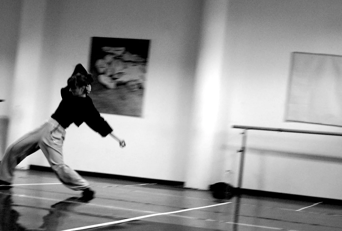Ilaria Pravato in equilibrio dinamico in una sala prove, fotografia in bianco e nero — Free Harmony Dance Time