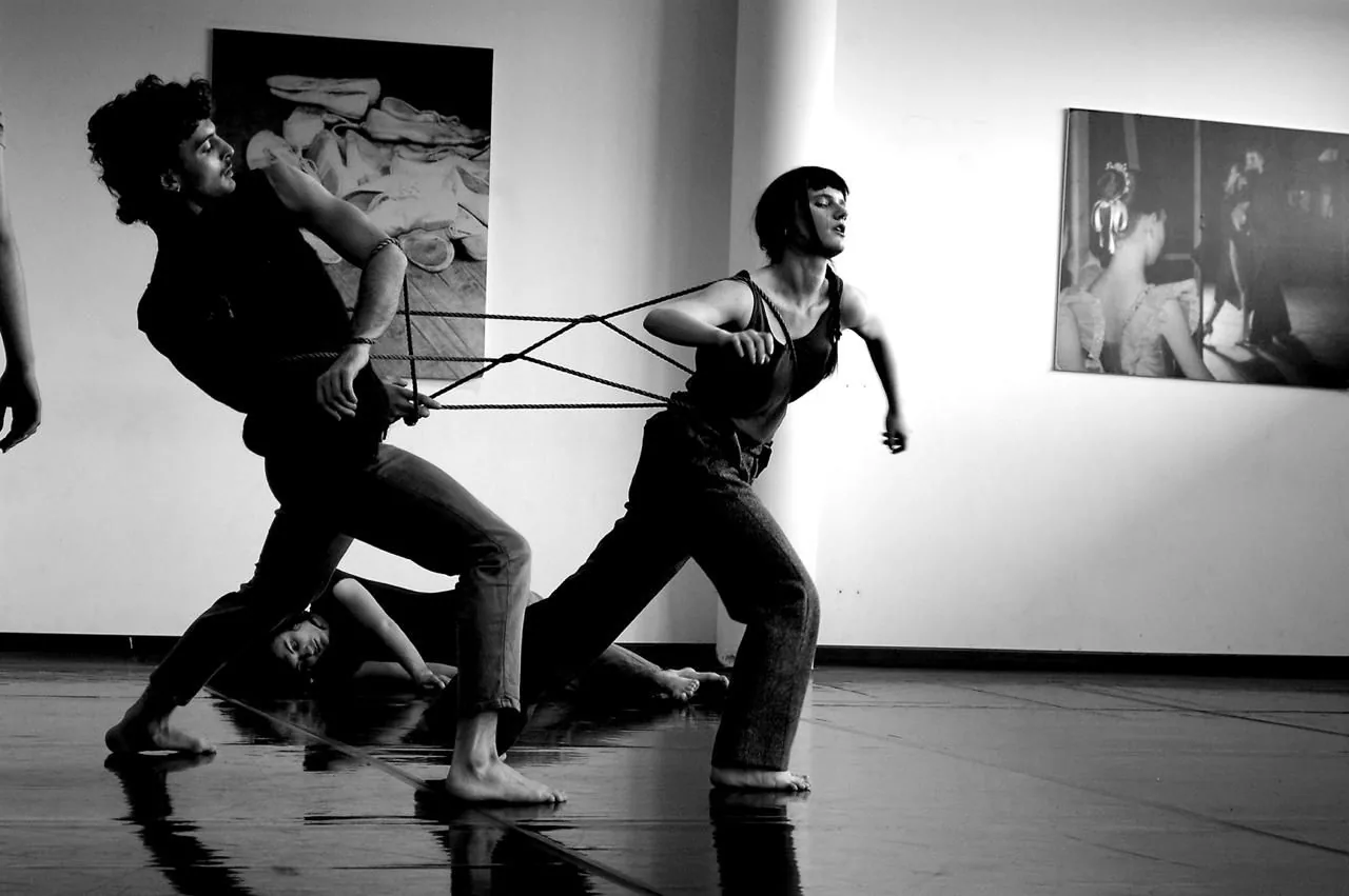Ilaria Pravato in una performance di danza contemporanea con elastici tesi in scena — Free Harmony Dance Time