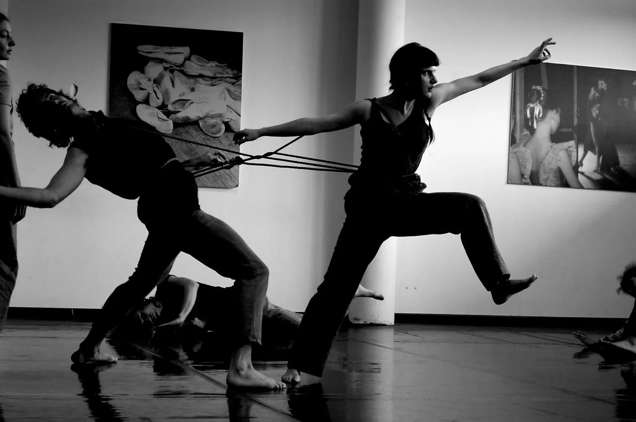 Ilaria Pravato durante una performance di gruppo con tensioni elastiche, bianco e nero — Free Harmony Dance Time