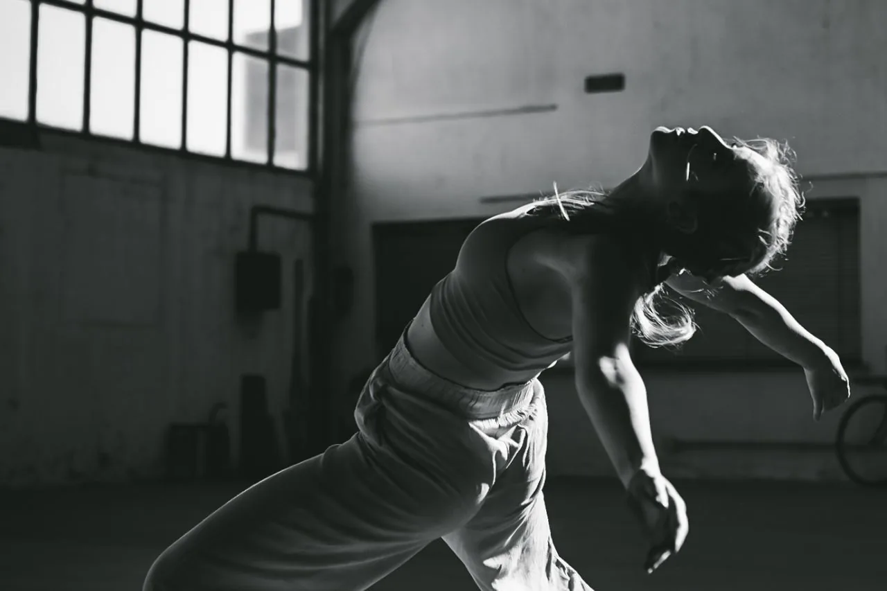 Maria Farina in un movimento di danza contemporanea in studio — Free Harmony Dance Time