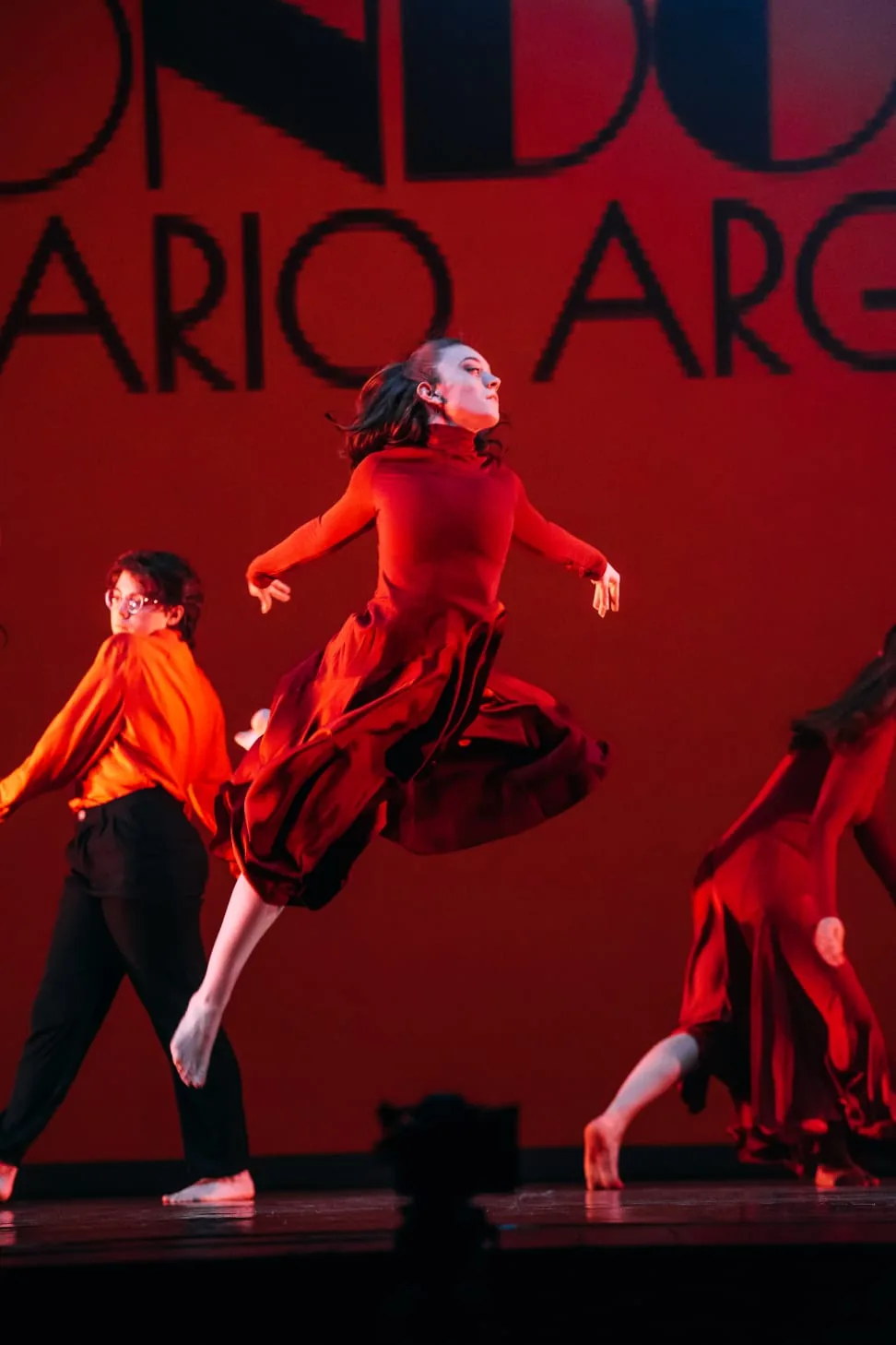 Veronica Arcangelo in scena durante uno spettacolo di danza contemporanea — Free Harmony Dance Time