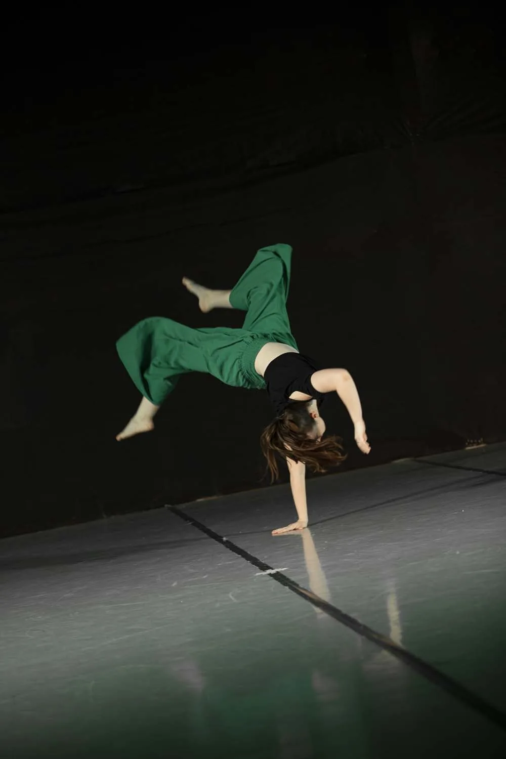 Veronica Arcangelo durante un movimento tecnico a terra — Free Harmony Dance Time